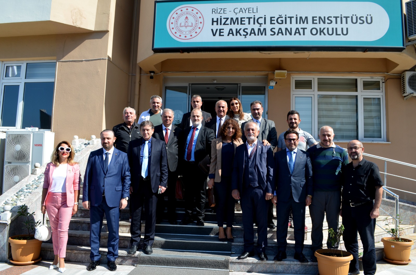 RİBİAD Genel Başkanımız Sn. Erol Aykut, RİBİAD öncülüğünde gerçekleşen “Rize İli ve Çevresinin Afetselliği” çalıştayı için Rize’de.