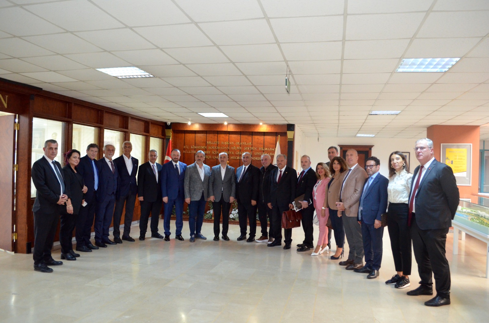 RİBİAD Genel Başkanımız Sn. Erol Aykut, RİBİAD öncülüğünde gerçekleşen “Rize İli ve Çevresinin Afetselliği” çalıştayı kapsamında Rize Belediye Başkanı Sn. Rahmi Metin’i makamında ziyaret ederek çalıştay hakkında bilgilendirmede bulundu.