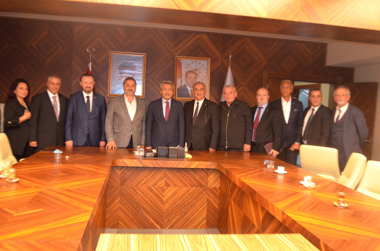 RİBİAD Genel Başkanımız Sn. Erol Aykut, RİBİAD öncülüğünde gerçekleşen “Rize İli ve Çevresinin Afetselliği” çalıştayı kapsamında Rize Valisi Sn. İhsan Selim Baydaş’ı makamında ziyaret ederek çalıştay hakkında bilgilendirmede bulundu